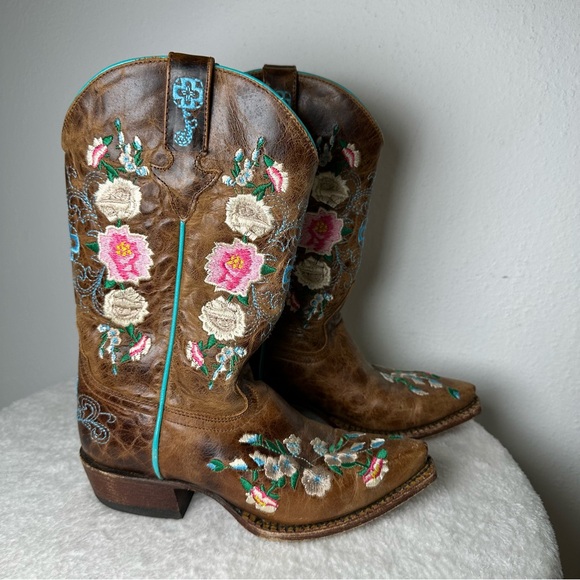 MACIE BEAN WOMEN'S ROSE GARDEN WESTERN BOOTS -
SNIP TOE - Picture 5 of 15